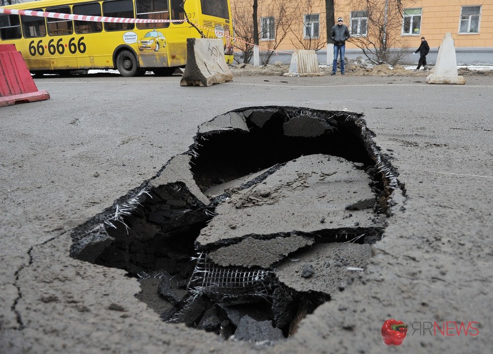 На улице Советской в Ярославле провалился асфальт. С фото - YarNews.net