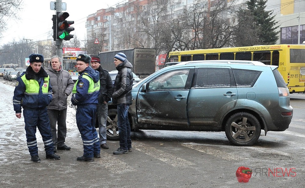 В центре Ярославля столкнулась «четырнадцатая» и Мицубиси. С фото