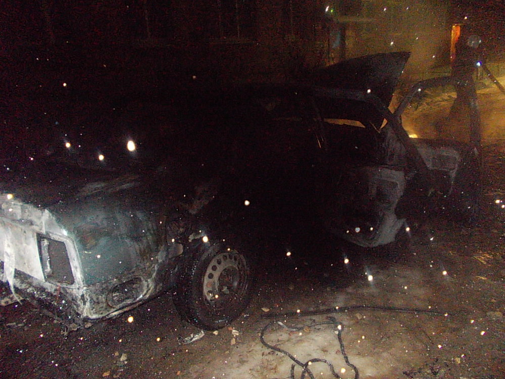 Ночью в Ярославле полыхал автомобиль