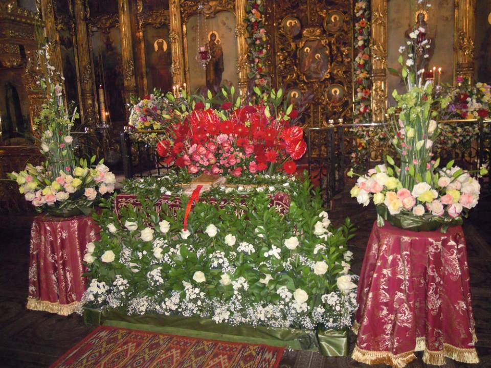 Украшение храма живыми цветами на пасху