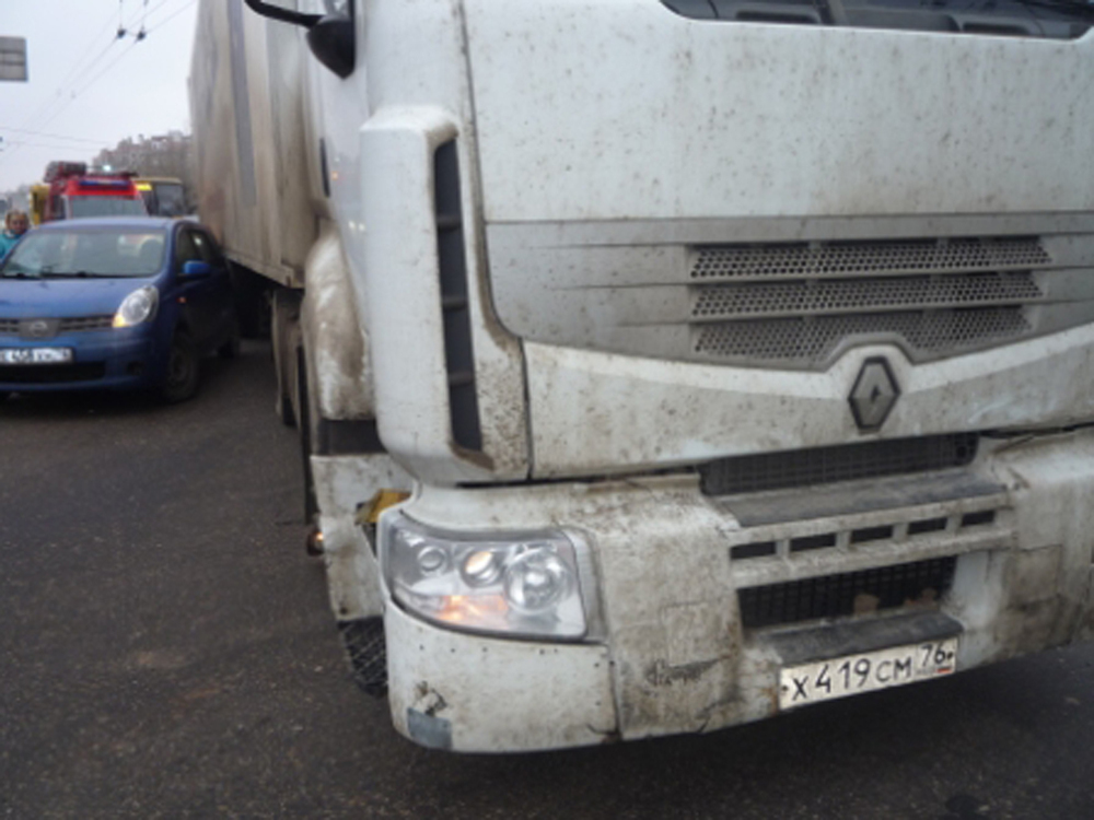 В Ярославле грузовики столкнулись с легковушками