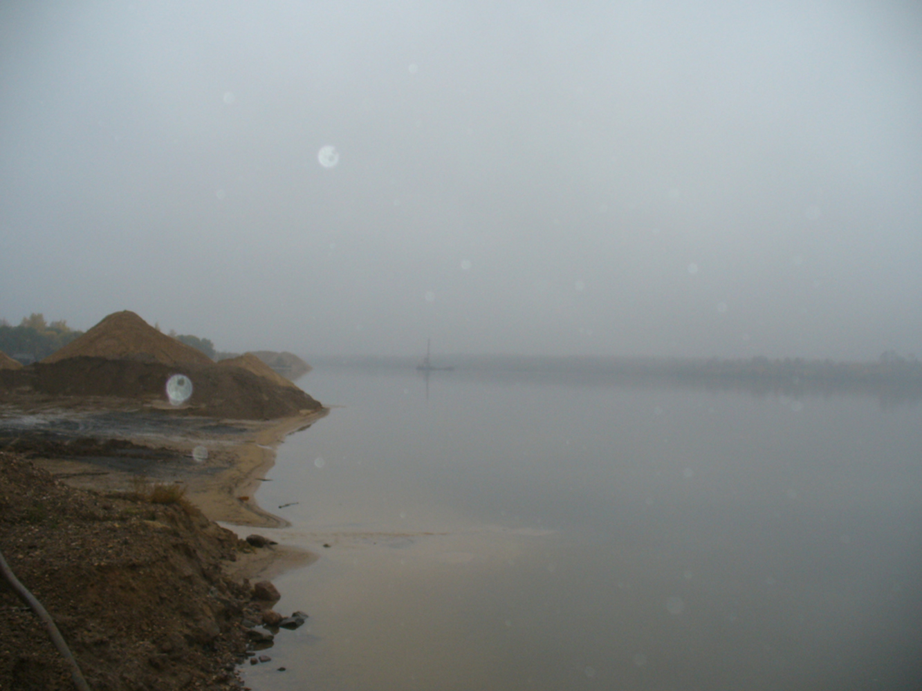 Рыбинское водохранилище река суда. Туман на Рыбинском водохранилище Ярославской области картинки.