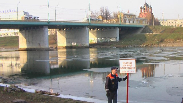 На водных объектах Ярославля выставлены знаки, запрещающие выход на лед