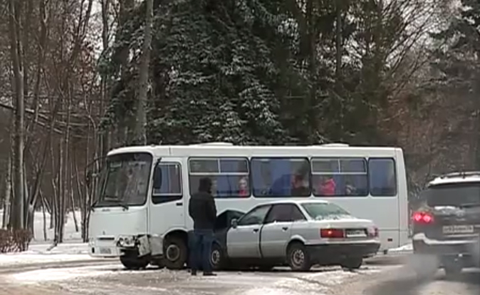 В Ярославской области иномарка протаранила школьный автобус