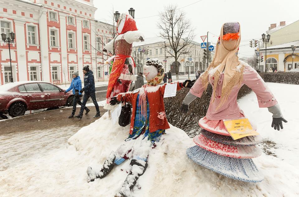 Притяжение ярославль. Креативная кукла Масленица. Масленичные арт объекты. Масленица на площади. Красивая и необычная кукла Масленица.