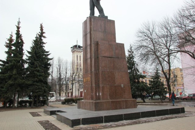 На памятнике Ленину в центре Ярославля восстановили гранитную плиту