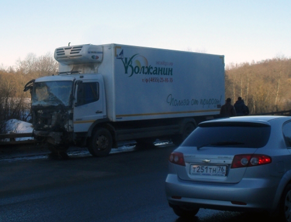 В Тутаевском районе иномарка на встречке столкнулась с грузовиком
