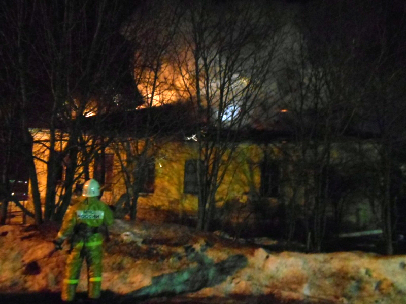 На Волжской набережной в Рыбинске горел нежилой дом