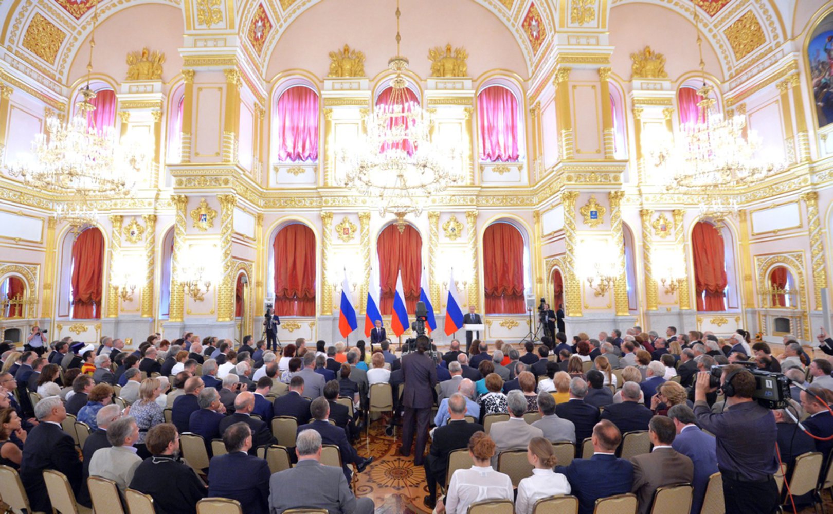 Владимир Путин: «Общественная палата стала эффективной площадкой для диалога между гражданами и властью»
