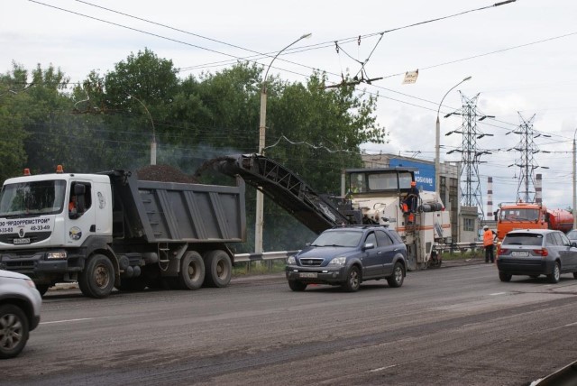 В Ярославле начали ремонтировать дорожное покрытие Моторного моста