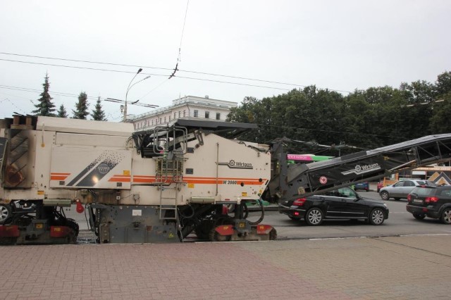 На площади Волкова в центре Ярославля идет ремонт