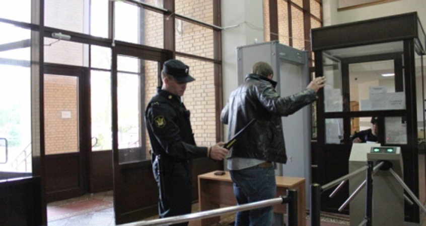 Ярославцы пытались пронести в суды более семи тысяч запрещенных предметов