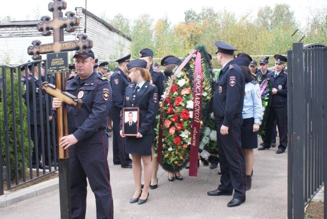 Похороны ваксмана ярославль. Похороны сотрудника полиции. Могилы погибших полицейских.