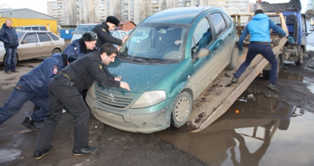 Должника посадили. Приставы увозят машину на эвакуаторе. Спаси свою машину от эвакуатора. Алиментщик отобрали машину.