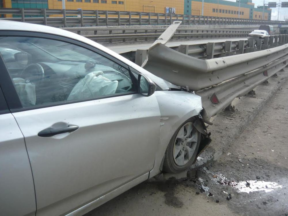 В Ярославле водитель, 10 раз привлекавшийся за превышение скорости, протаранил дорожное ограждение