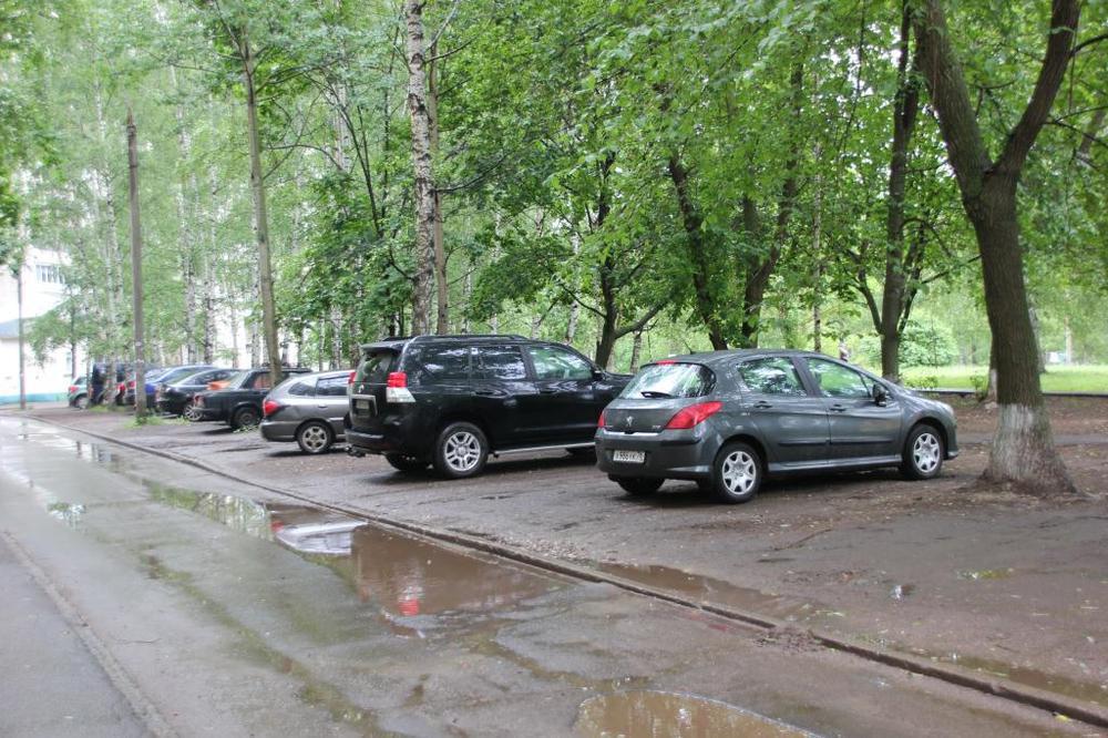 Парковка на зеленой зоне. Парковка на газоне. Газон для парковки автомобиля. Парковка на газоне Ярославль. Машина во дворе.