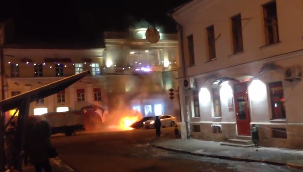 В центре Ярославля сняли на видео горящую иномарку