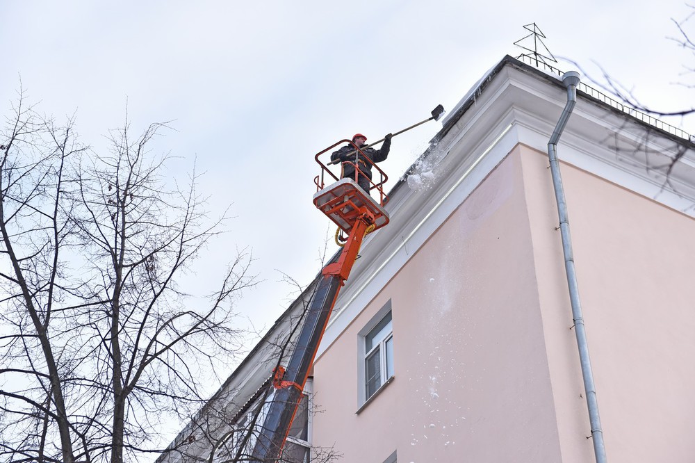 В Ярославле очистили от снега и сосулек 98% скатных крыш