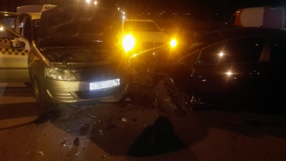 Ночью в Ярославле в ДТП с такси пострадали два человека