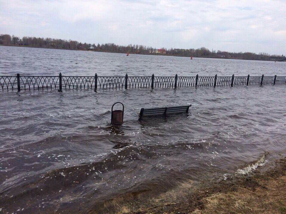 Великий новгород уровень воды. Рыбинск подтопление набережной. Рыбинск затопило набережную. Затопленная набережная Рыбинск. Затопило набережную Волги Ярославль.