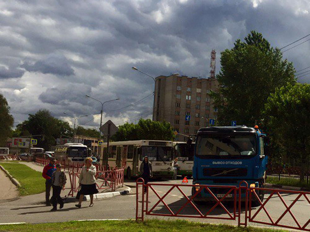 В Ярославле мусоровоз перекрыл Московский проспект