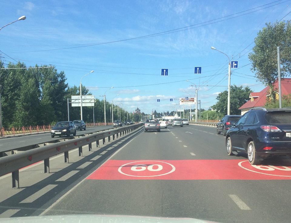 В Ярославле водители начали привыкать к дорожной разметке красного цвета