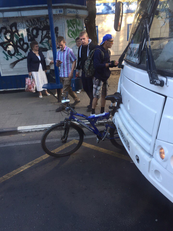 Велосипедист въехал. Велосипед протаранил маршрутку. Велосипед в автобусе. Автобус и велосипедист. ДТП автобус велосипедист.
