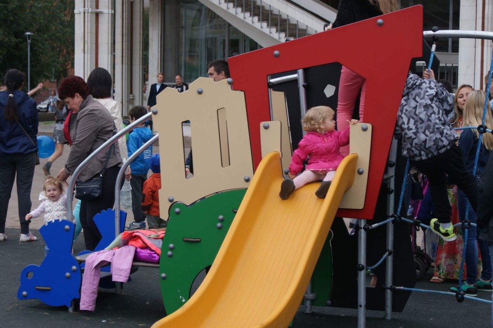 На площади Юности в Ярославле открыли современный детский городок