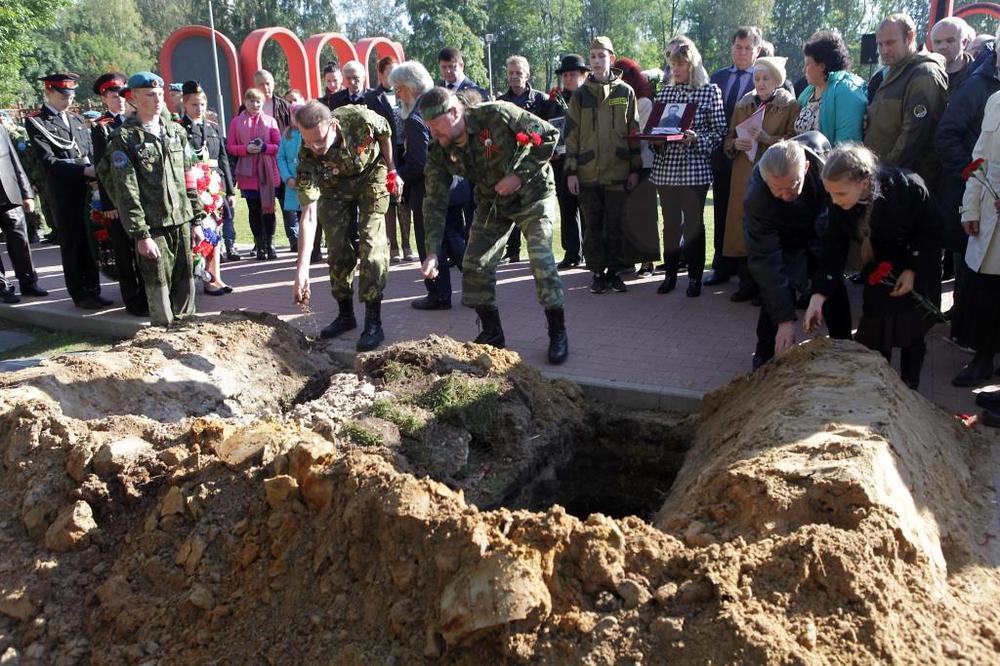 Похоронен в ярославле. Перезахоронение останков воинов ВОВ.