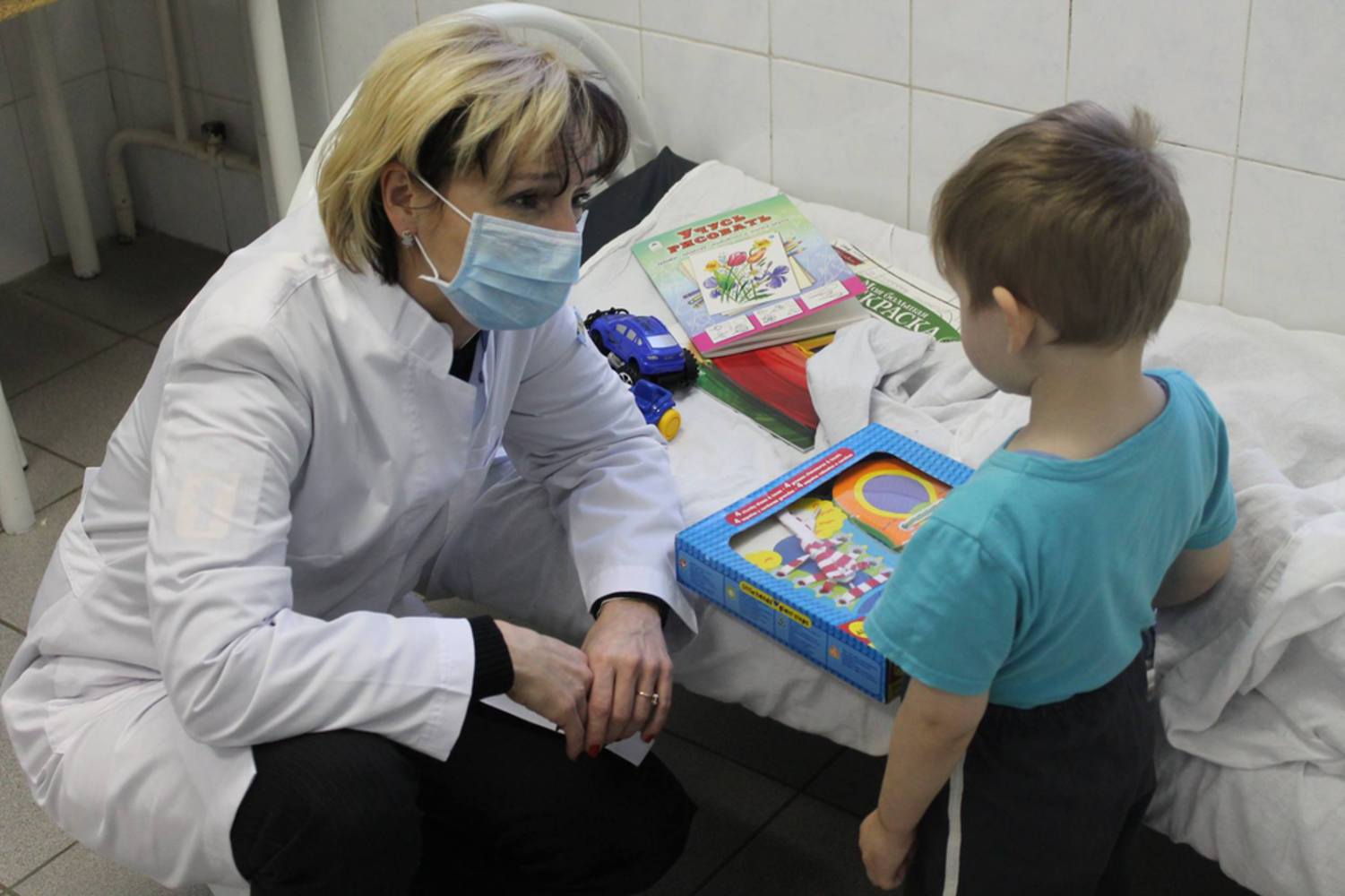 В Ярославле мальчика, жившего в теплотрассе с бомжами, навестили в больнице: фото