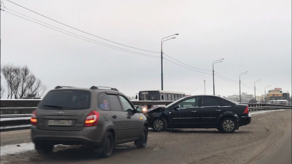 На мосту в Ярославле произошло тройное ДТП: ожидается пробка