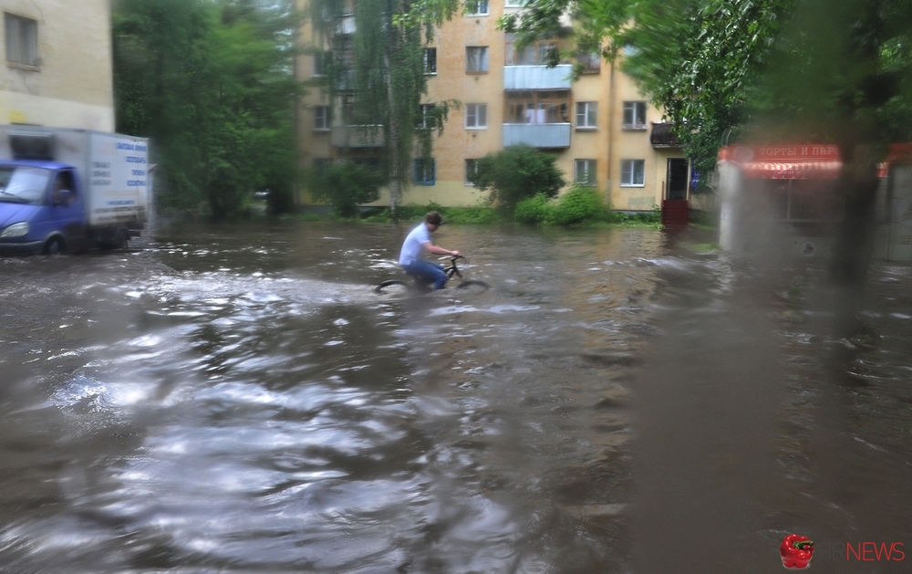 Курск ушел под воду. Ливень в Ярославле. Киев уходит под воду. Москва ушла под воду за час.