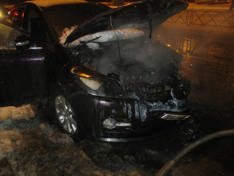 На Московском проспекте в Ярославле прямо на ходу загорелась дорогая Mazda