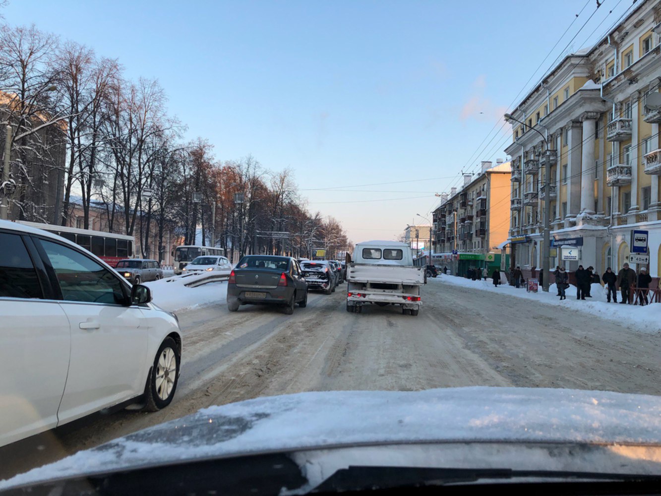 Снег прошёл, а проблемы остались: на ярославских дорогах образовалась «стиральная доска»