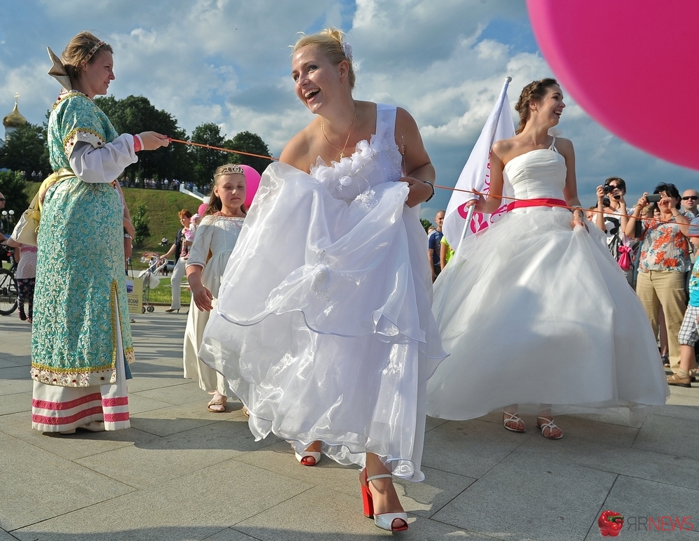 Сбежавшая невеста президента мини. Сбежавшие невесты Рыбинск. Сбежавшие невесты Ярославль. Невеста убегает.