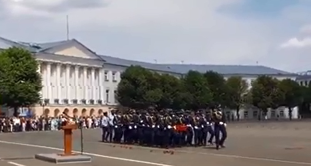 На Советской площади Ярославля  курсанты из Анголы танцем отметили выпуск из училища: видео