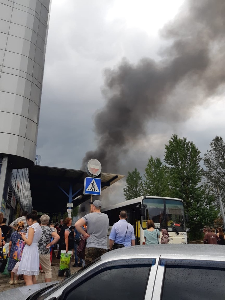 Видео: в Ярославле рядом с торговым центром сгорела фура с туалетной бумагой
