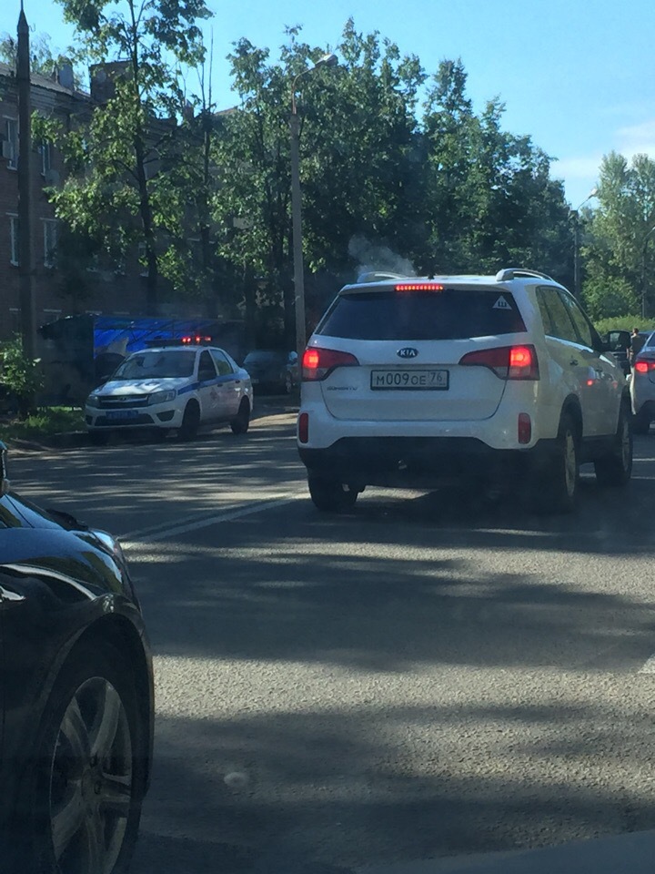 В Ярославле пешеход попал под колеса автомобиля: видео аварии