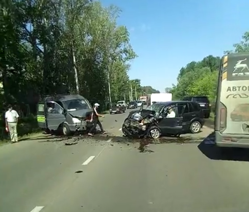 Видео: В ужасной аварии на Тормозном шоссе в Ярославле пострадали четыре человека