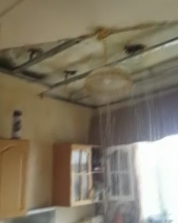 В центре Ярославля во время опрессовки труб затопило весь стояк многоквартирного дома