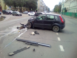 ДТП в Ярославле: две иномарки и их части раскидало по перекрестку