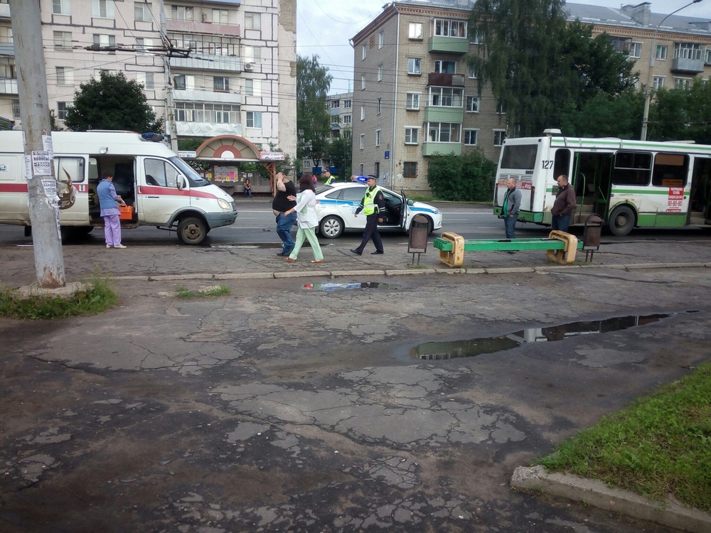 В Рыбинске пассажир выпал из автобуса
