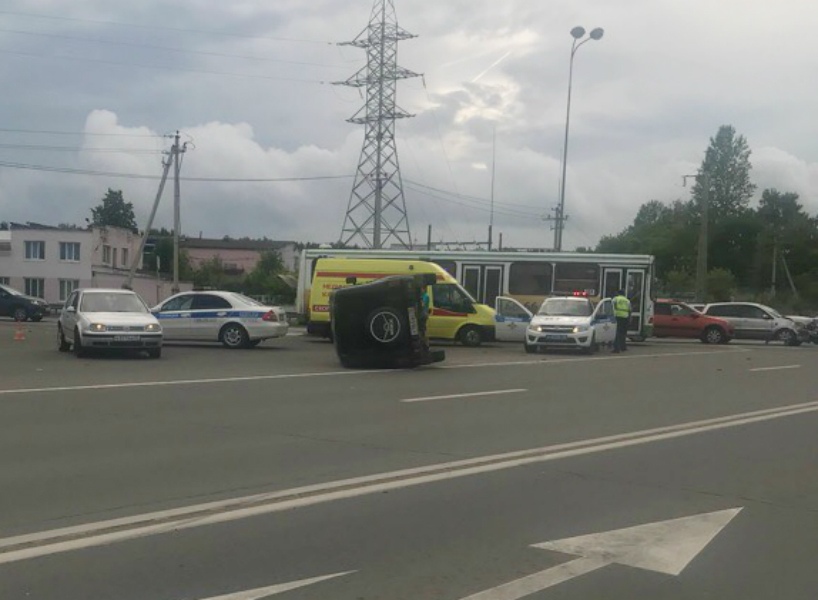 Тройное ДТП За Волгой в Ярославле: одна из машин перевернулась