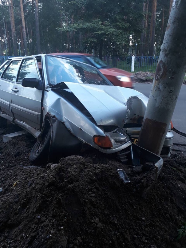 Пьяная авария в Ярославле: легковушка врезалась в столб