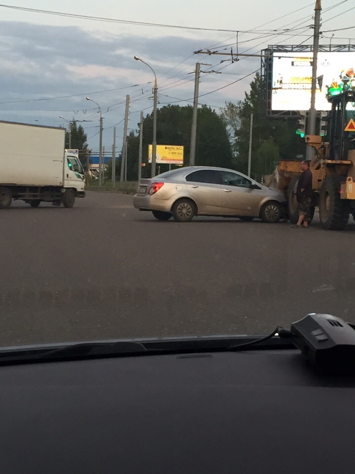 В Ярославле огромный трактор раздавил легковушку: видео