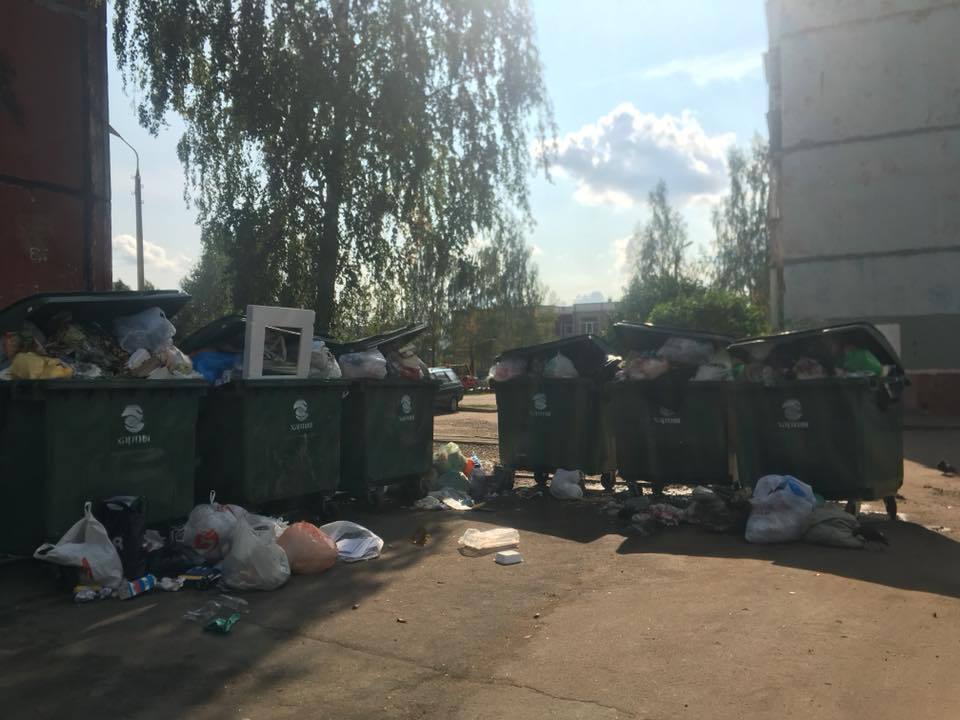 Ярославцы жалуются на переполненные мусорные контейнеры