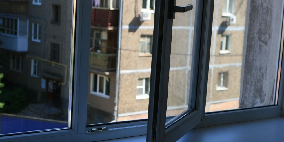 Трагедии в Ярославле: выпавший из окна трехлетний мальчик погиб, двухлетний – в реанимации