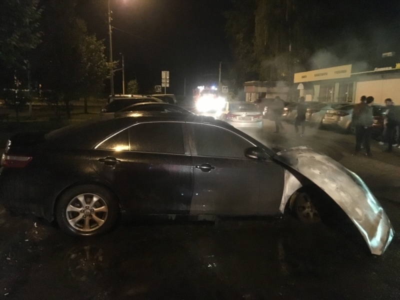 Ночью в Ярославле сгорела «Тойота Камри»: видео
