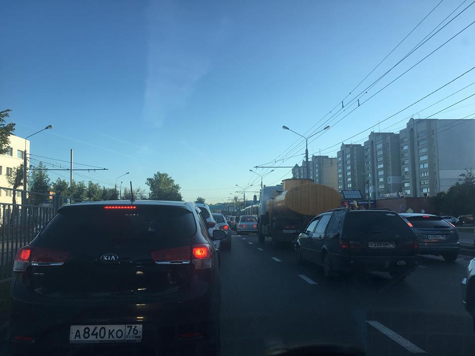 Московский проспект встал в пробку из-за ремонта