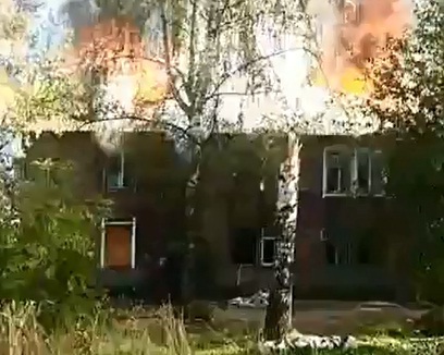 В Ярославле горит очередной расселенный дом: видео